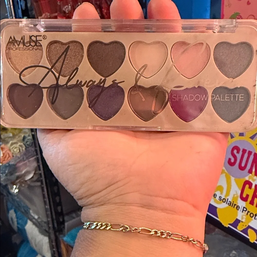 Heart-Shaped Eyeshadow Palette - Multi-Color - Picture 2 of 2
